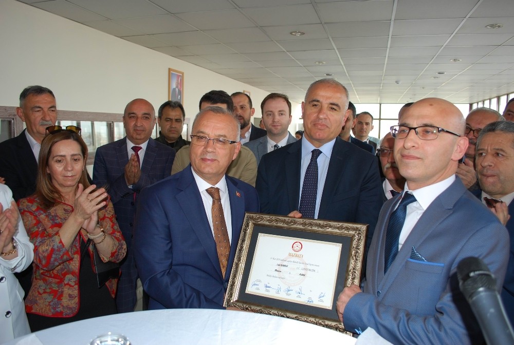 Salihli’de Başkan Kayda mazbatasını aldı 