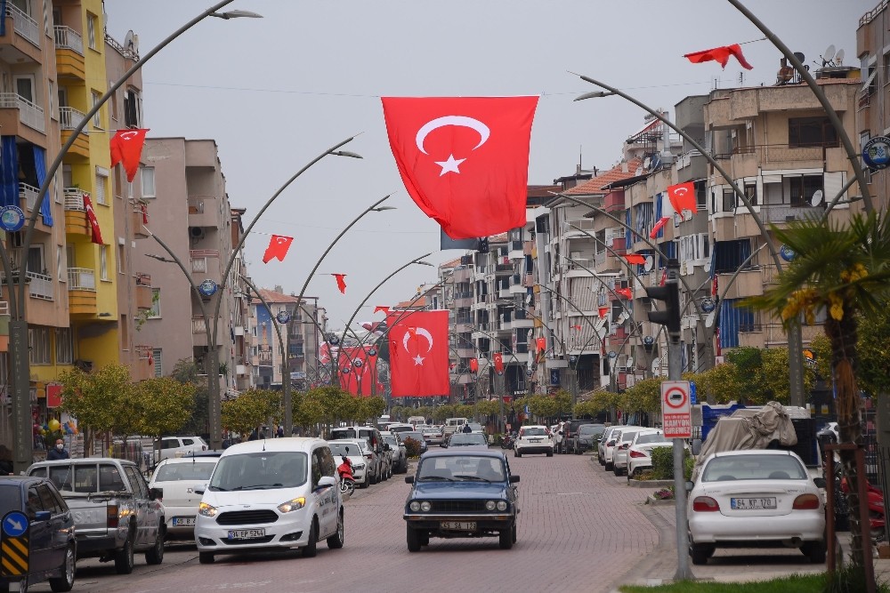 Salihli’de caddeler bayraklarla donatıldı 