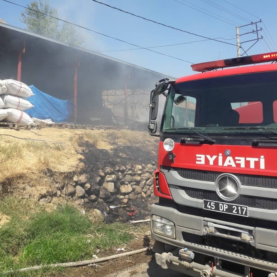 Salihli’de çiftlik yangını 
