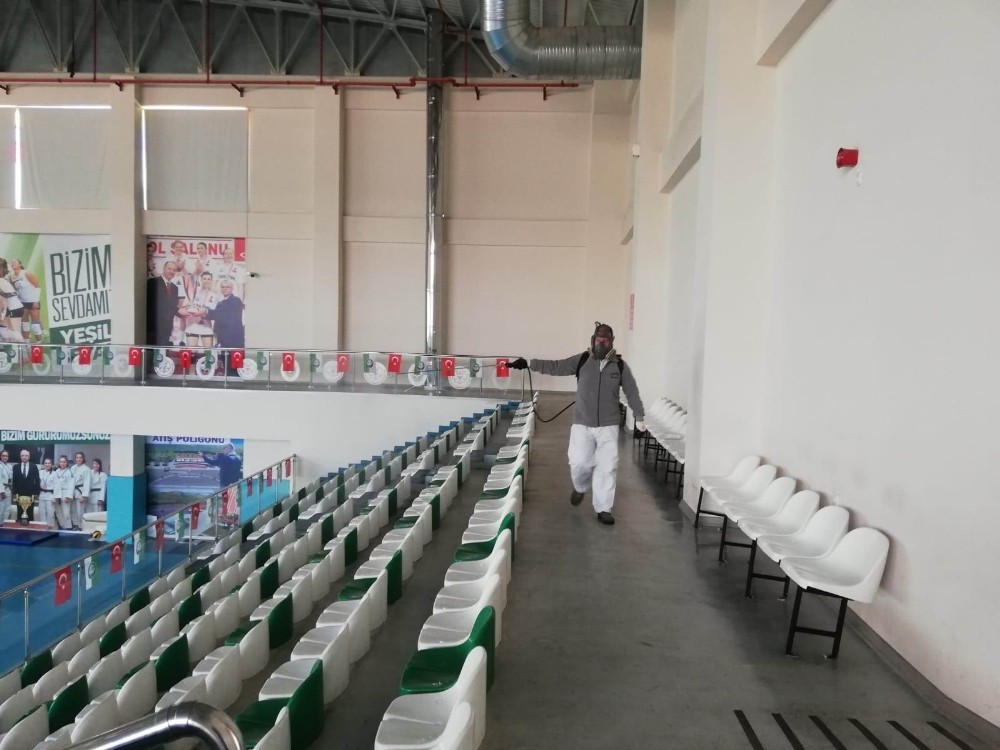 Salihli’de ellerin değdiği her nokta temizleniyor 