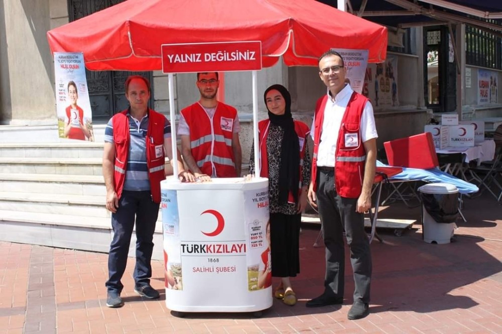 Salihli’de Kızılay kurban bağış standı açtı 