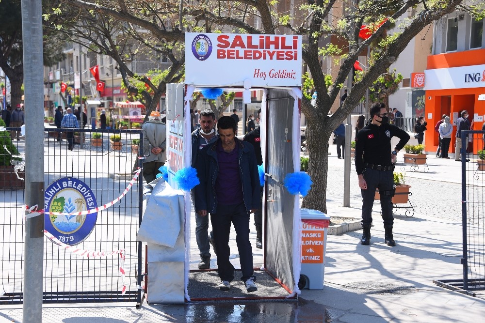 Salihli’de korona virüse karşı dezenfekte parkuru 