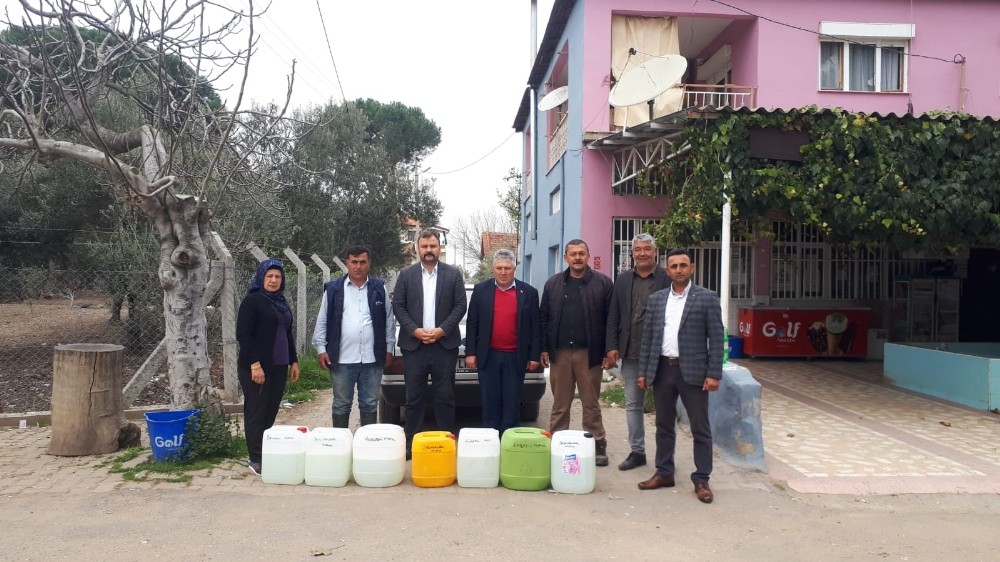 Salihli’de muhtarlara temizlik ve dezenfektan desteği 