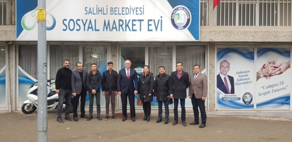 Salihli’de öğrencilerden sosyal markete anlamlı yardım 