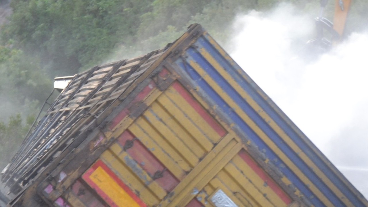 Salihli’de Şarampole Devrilen Kamyon Yandı