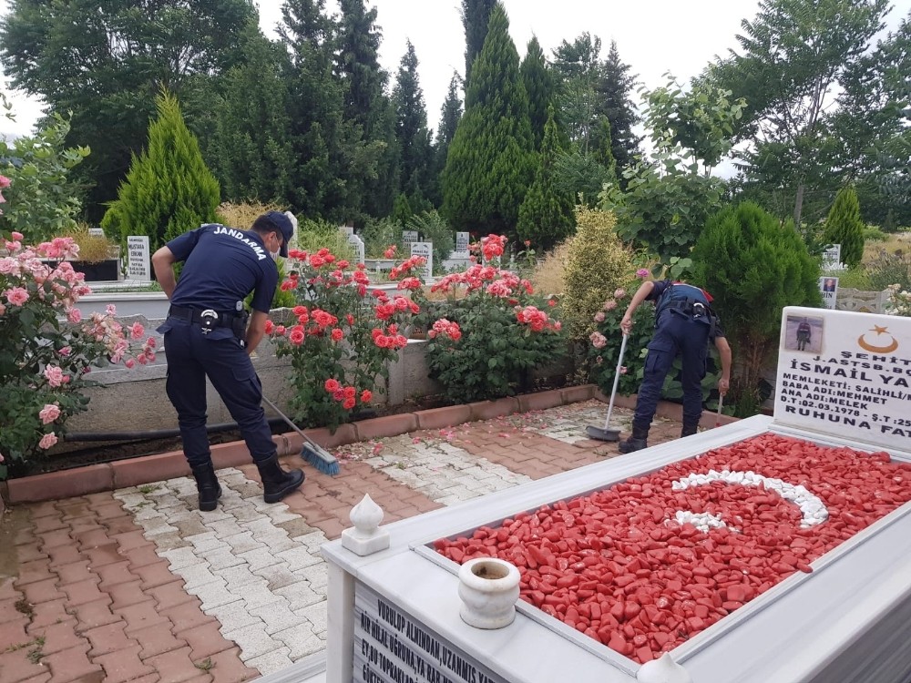 Salihli’de şehit mezarlarına jandarma eli değdi 