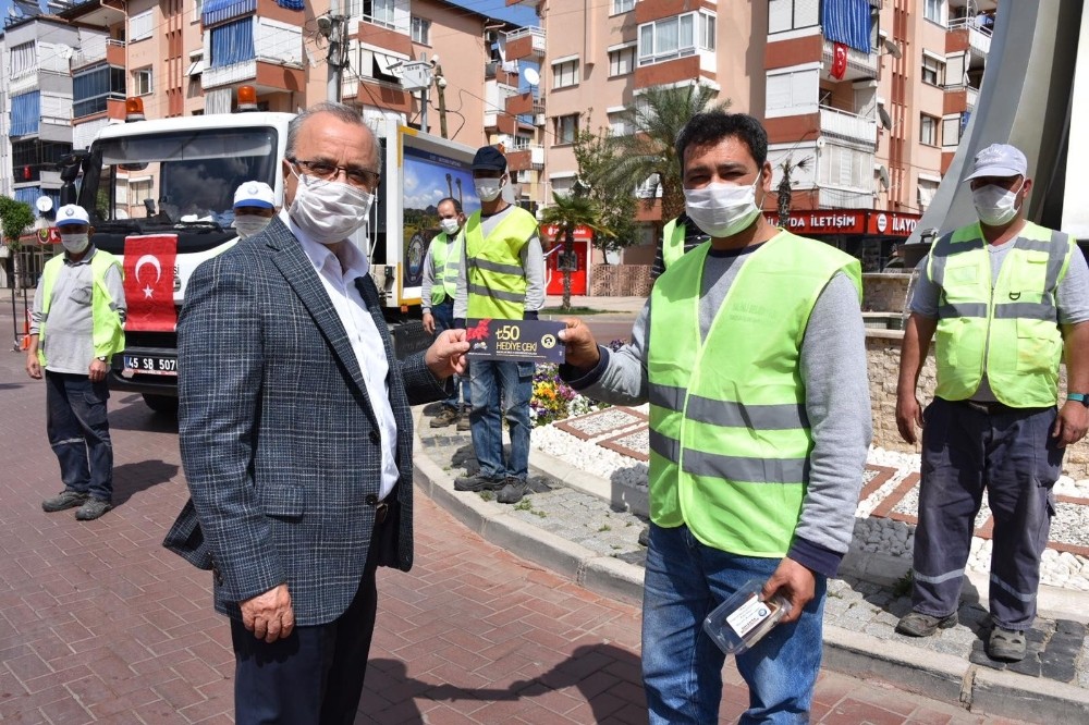 Salihli’de sosyal mesafeli, hediye çekli kutlama 