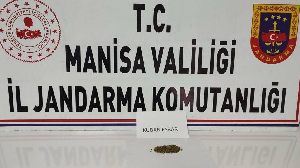 Salihli'de şüpheli şahıstan kubar esrar çıktı