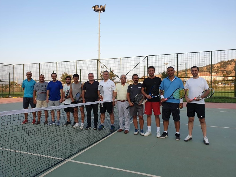 Salihli’de tenis kortları yenileniyor 