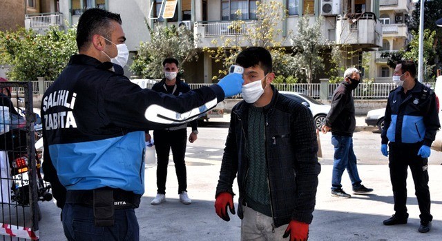 Salihli’de zabıta, Çarşamba Pazarında maske dağıttı 