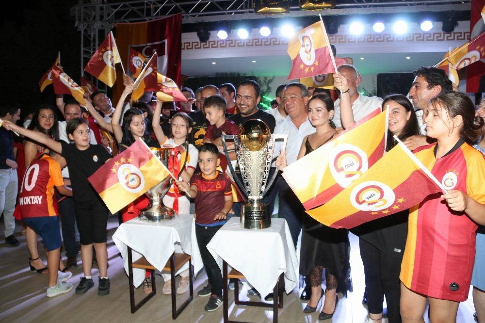 Salihli’deki Galatasaraylılardan çift kupalı kutlama 