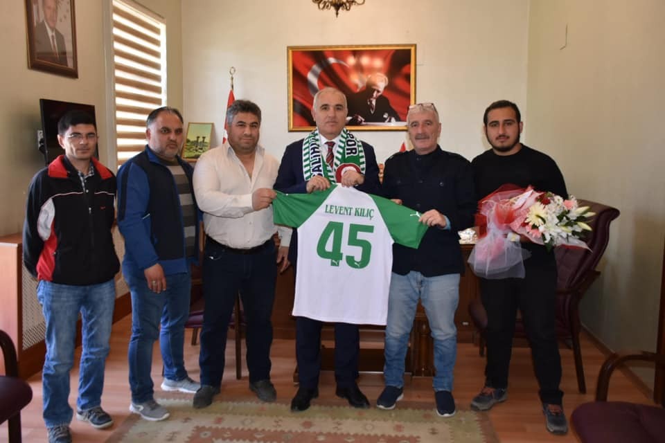 Salihli’e taraftarlardan Kaymakam Kılıç’a forma 