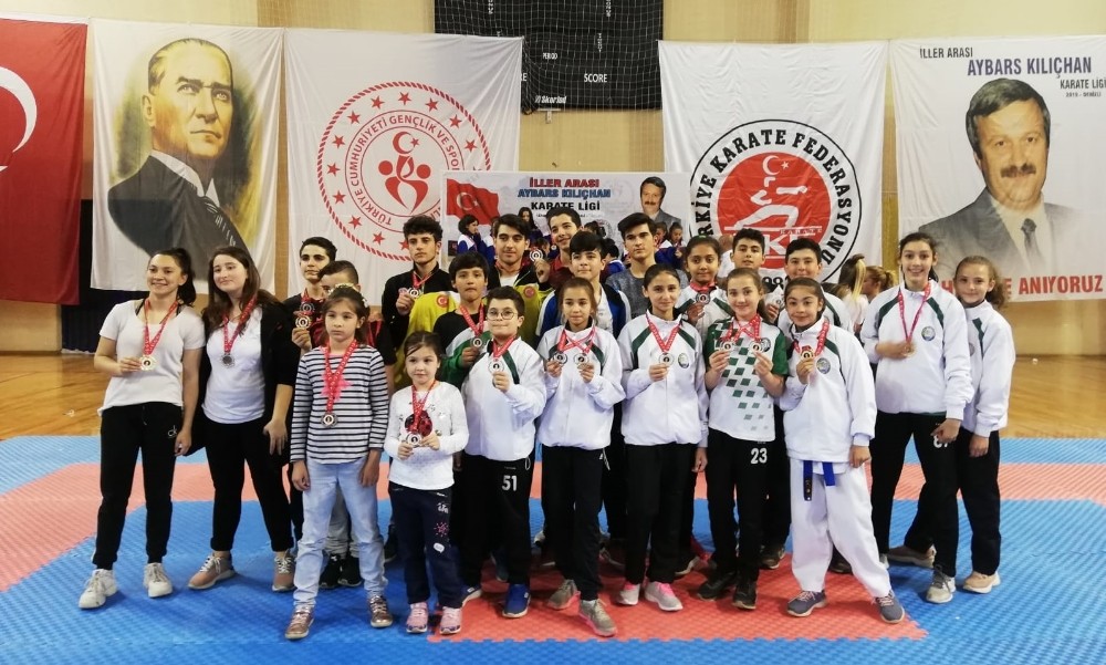 Salihlili karateciler Denizli’de fırtına gibi esti 