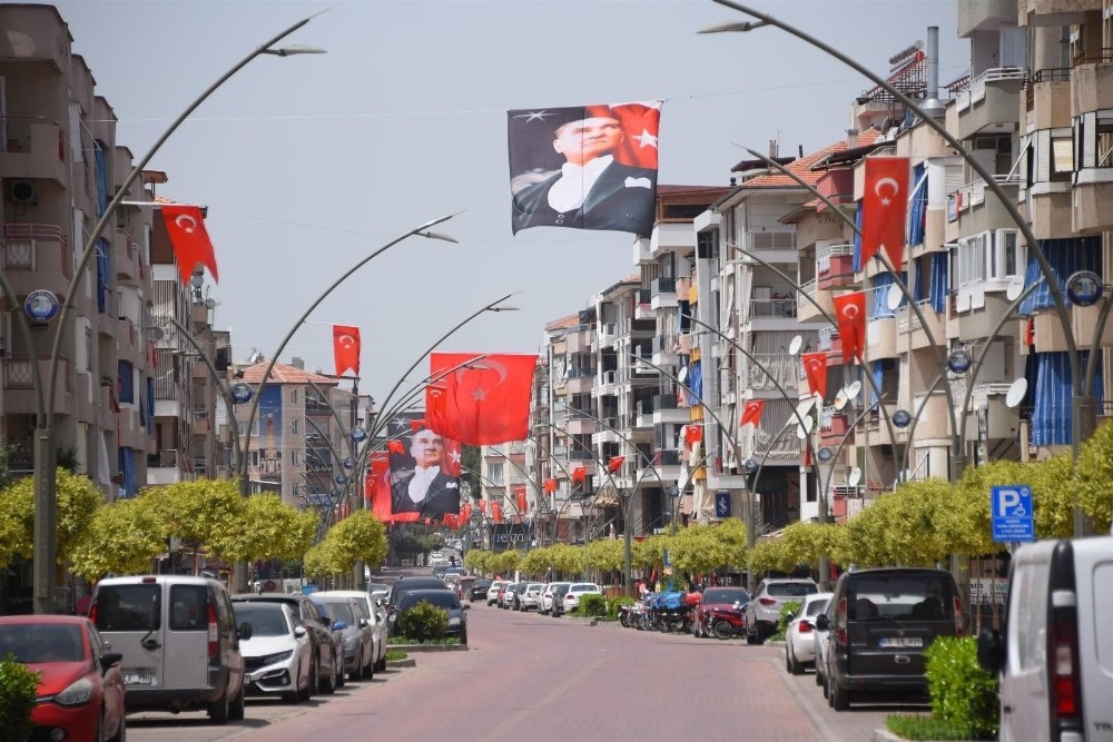Salihli’nin cadde ve sokakları bayraklarla donatıldı 