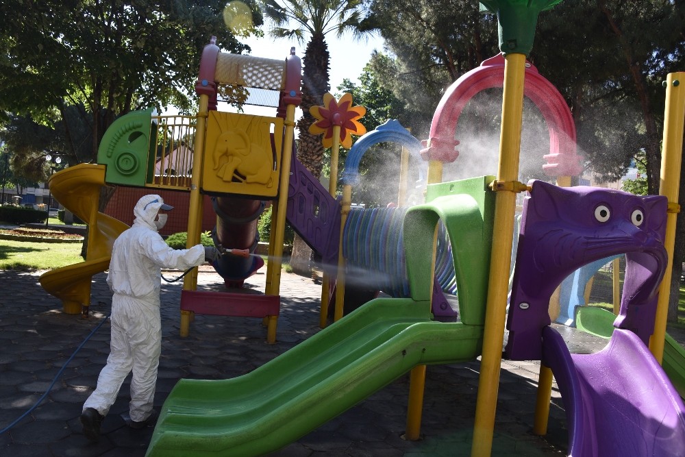 Salihli’nin parkları çocuklar için hazırlandı 