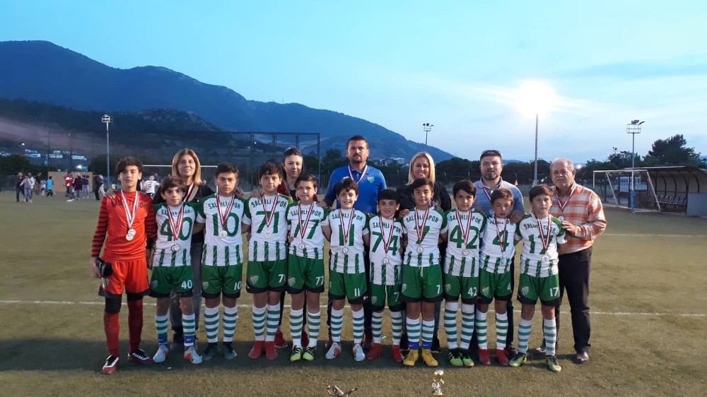 Salihlispor’un minikleri İzmir’de şampiyon oldu 