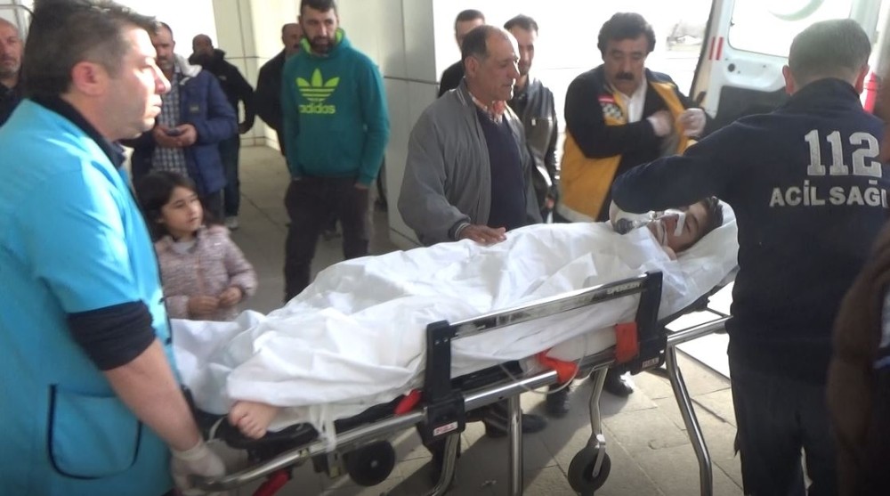 Salıncakta sallanan çocuğun boynuna ip dolandı 