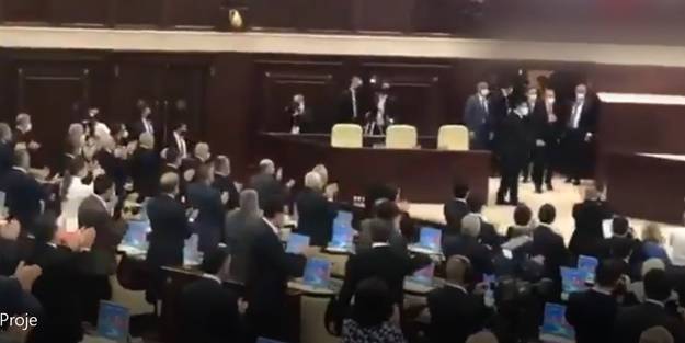 Salon ayağa kalktı... Başkan Erdoğan Azerbaycan Meclisi'nde böyle karşılandı