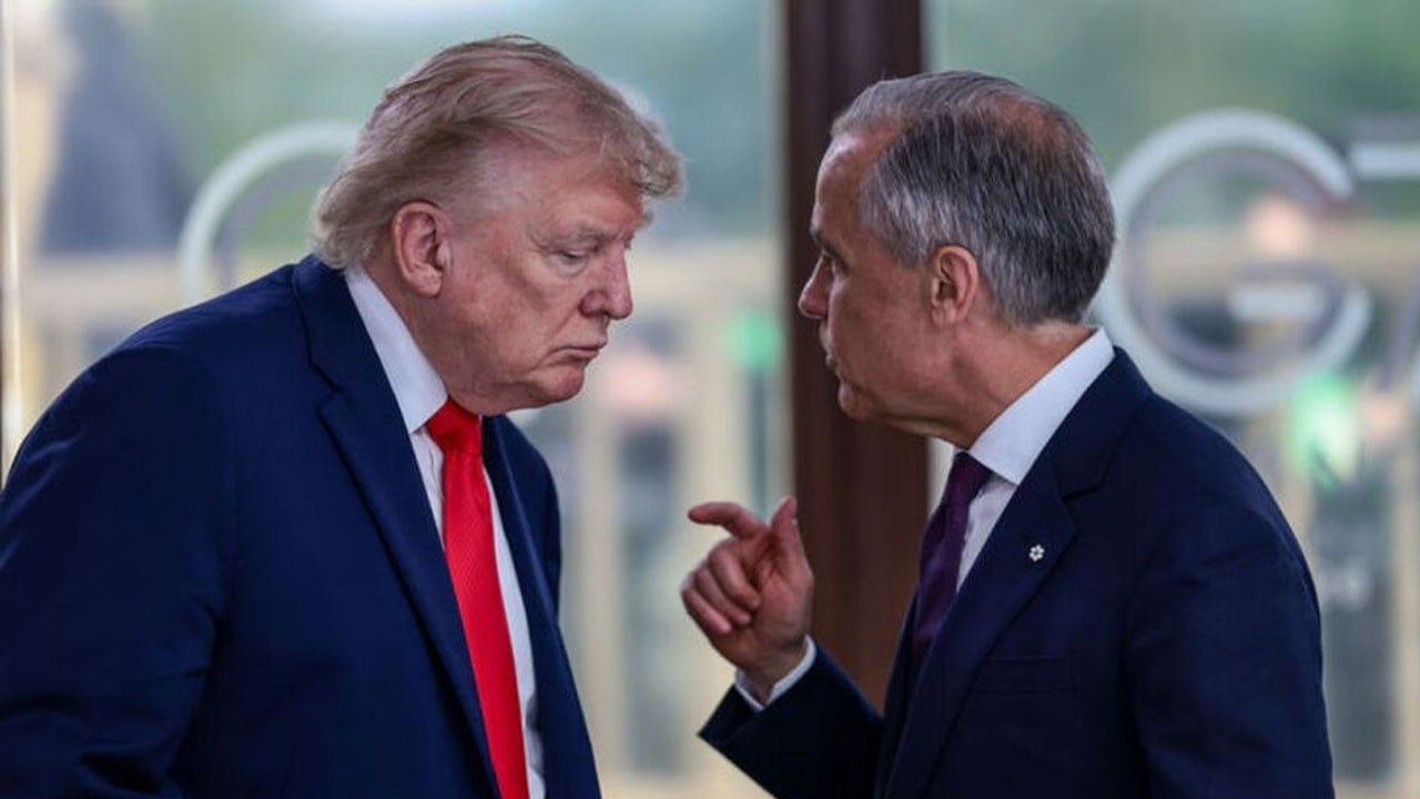 Salon bir anda kahkahaya boğuldu! Trump'a prompter göndermesi