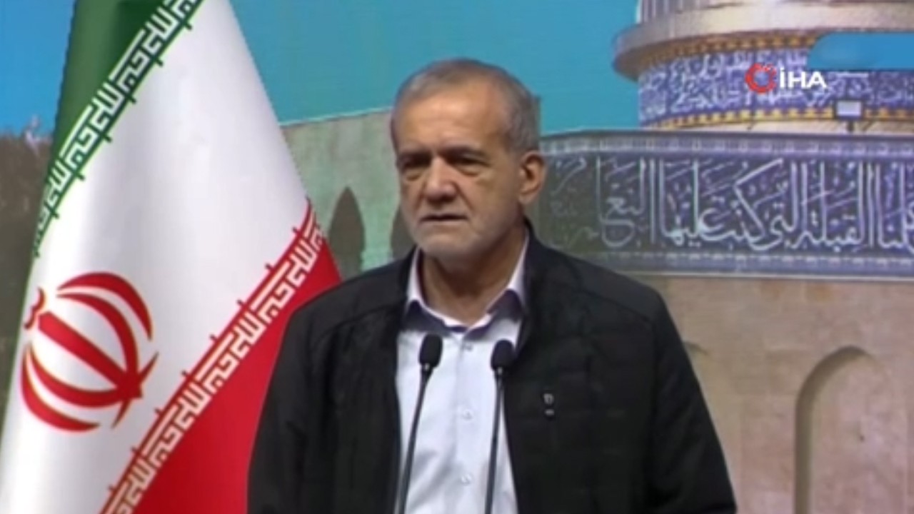 Salonda alkış tufanı koptu! İran Cumhurbaşkanından Türkçe şiir sürprizi