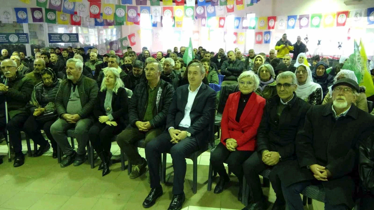 Salondaki bayrak detayına dikkat! DEM’den açıklama! Öcalan’ın çağrısında bunlar yer alacakmış