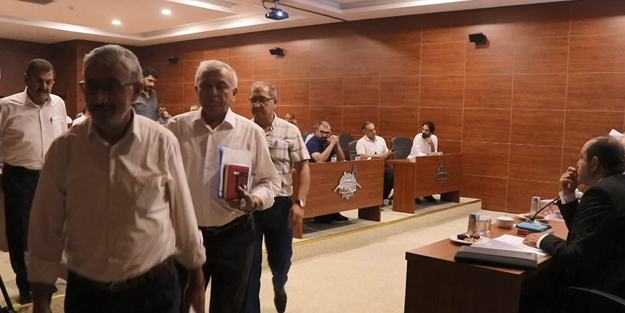 Salonu terk ettiler! CHP’li başkandan toplantıyı karıştıran sözler