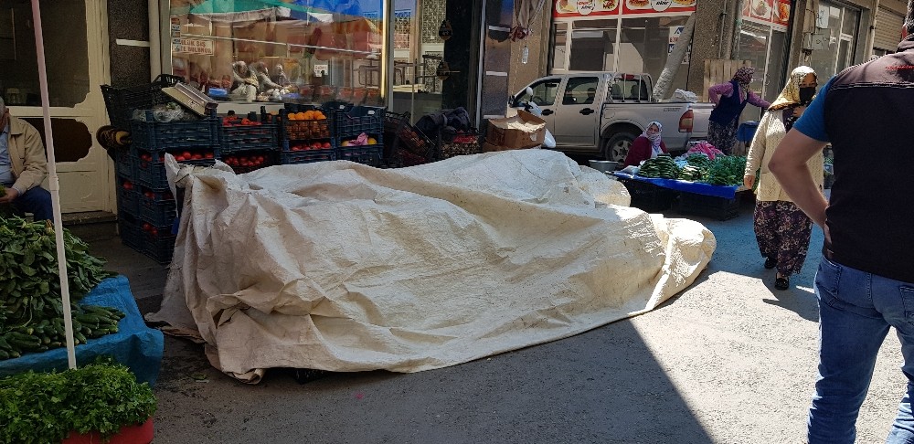 Şalvarın içinde doğurdu, tezgahın altına attı 