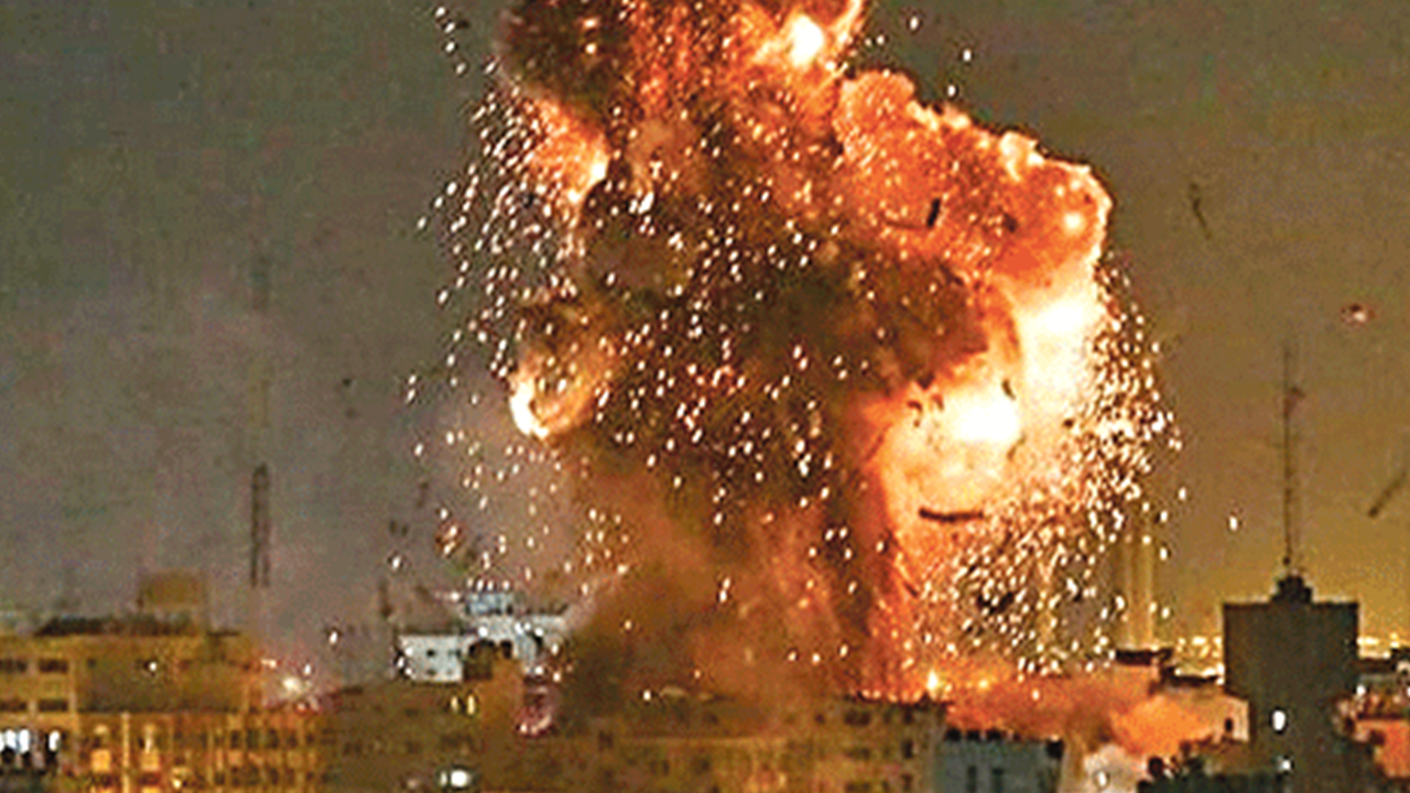 Şam ile Hama'ya saldırdılar! Siyonistler ateşle oynuyor