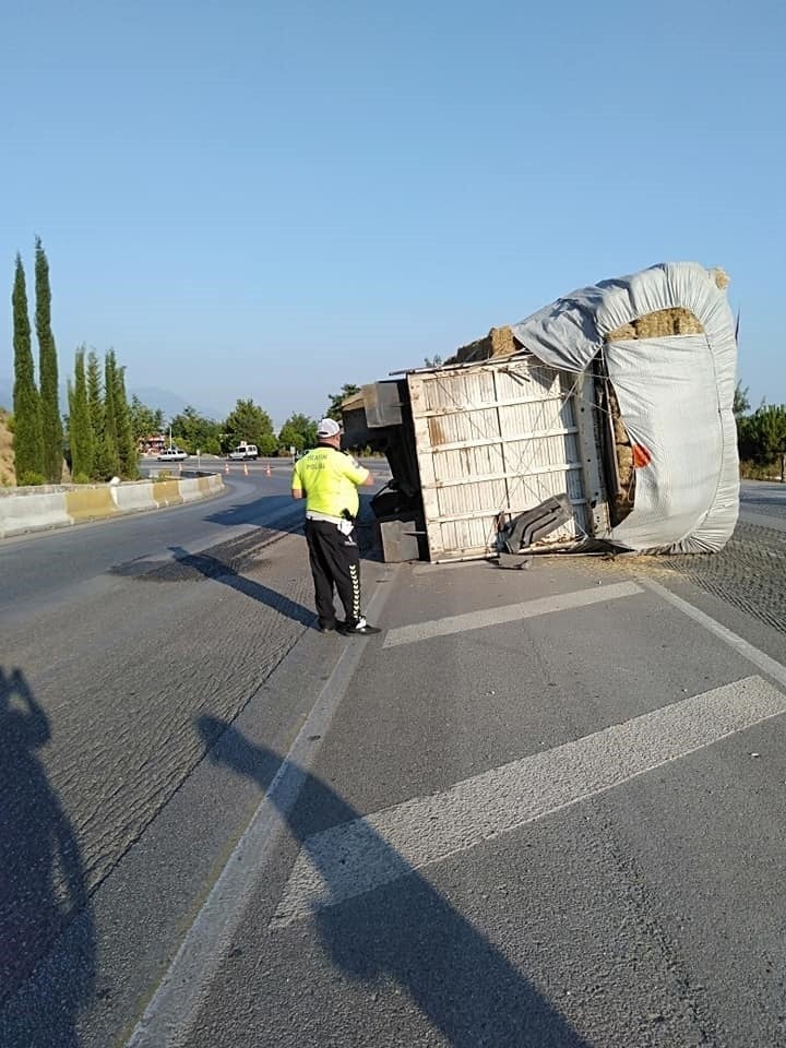 Saman yüklü kamyon devrildi 