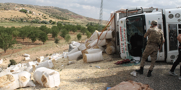 Saman yüklü kamyon devrildi: 1'i çocuk, 3 yaralı