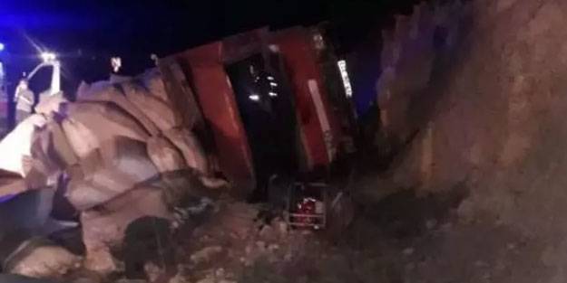 Saman yüklü kamyon kaza yaptı