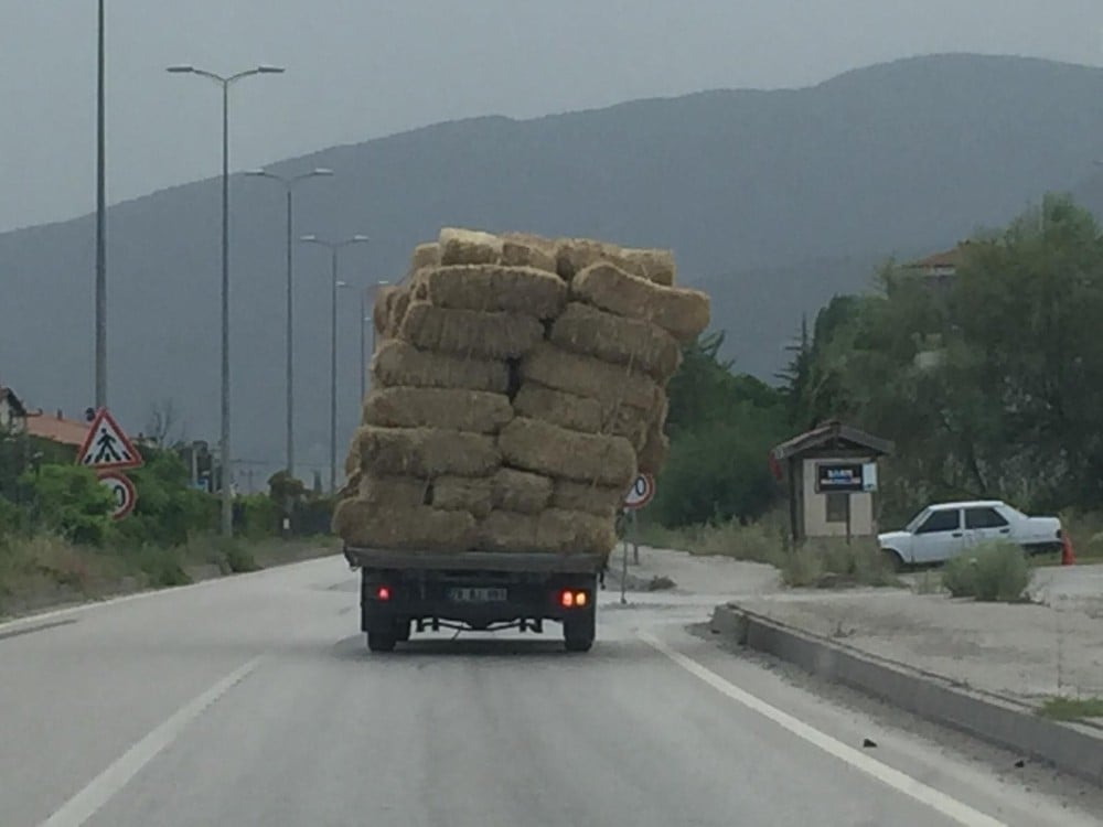 Saman yüklü kamyonet görenleri hayrete düşürdü 
