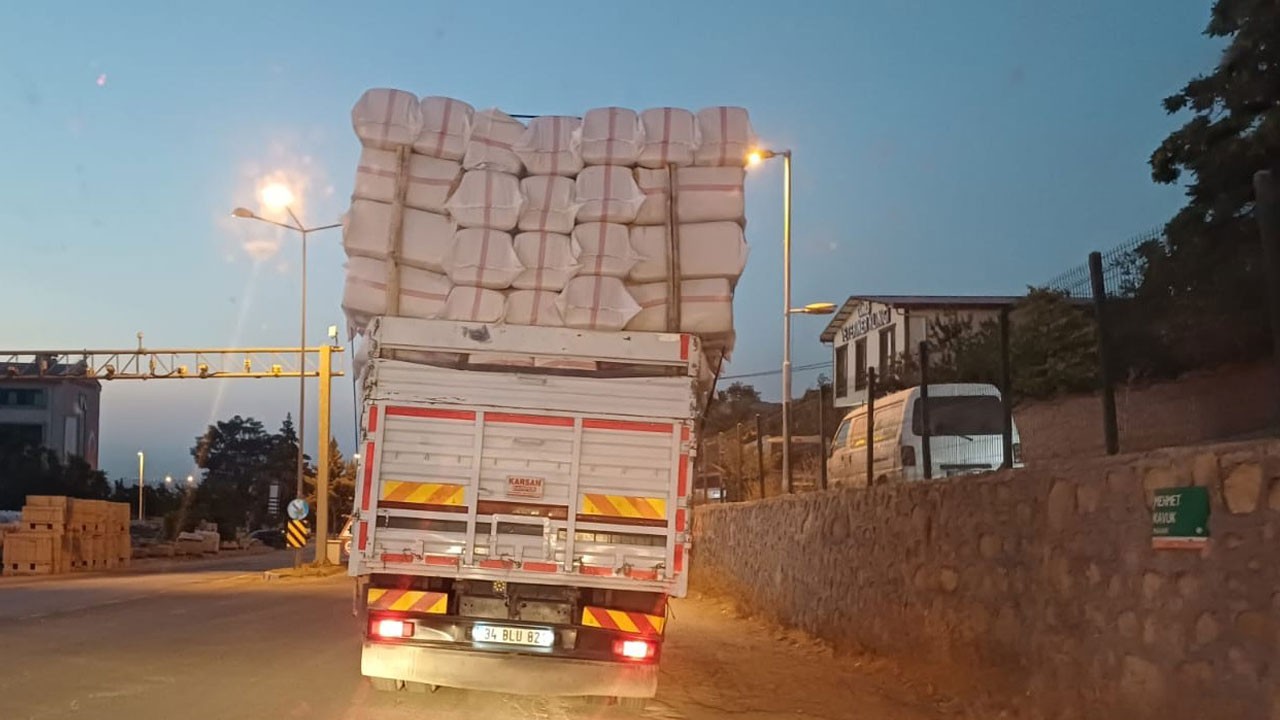 Saman yüklü kamyonet yolda zor anlar yaşattı