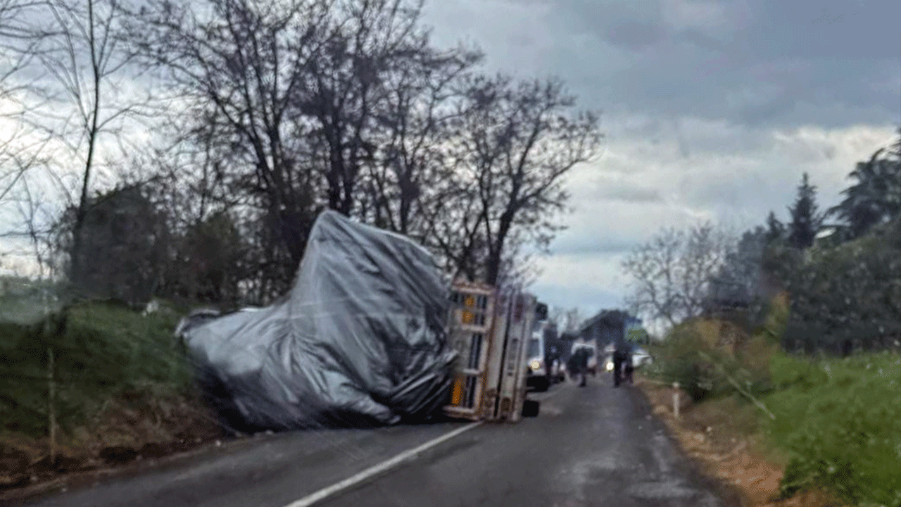 Saman yüklü tır devrildi! Sürücü yaralı kurtarıldı