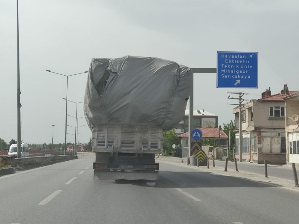 Saman yüklü tır sürücülerin hayatını hiçe saydı 