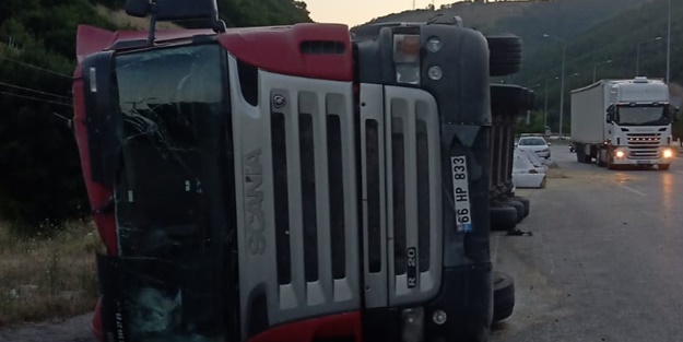 Saman yüklü tırın devrilmesi sonucu bir kişi yaralandı