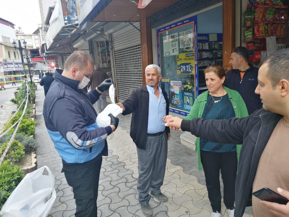 Samandağ Belediyesi maske dağıtımına başladı 
