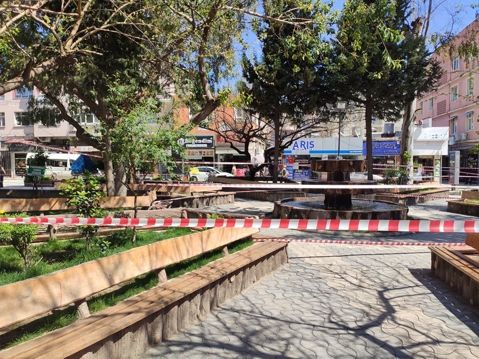 Samandağ Belediyesi, uyarıları dinlemeyen vatandaşlara meydanı kapattı 