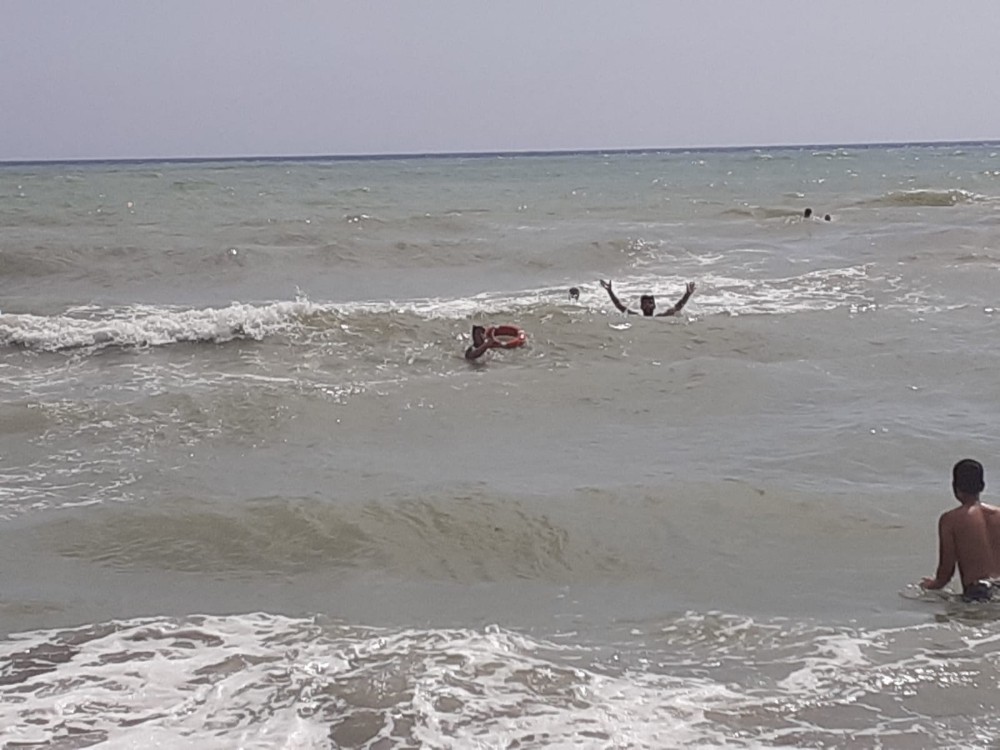 Samandağ’da 1 günde 6 kişi boğulma tehlikesi geçirdi 