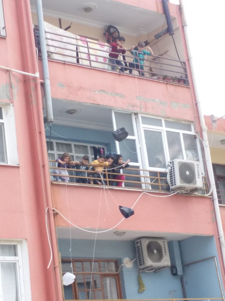 Samandağ’da çocuklar evlerinden poşet uçurdu 