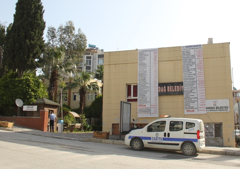 Samandağ’da gelir-gider tablosu belediye binasına asıldı 