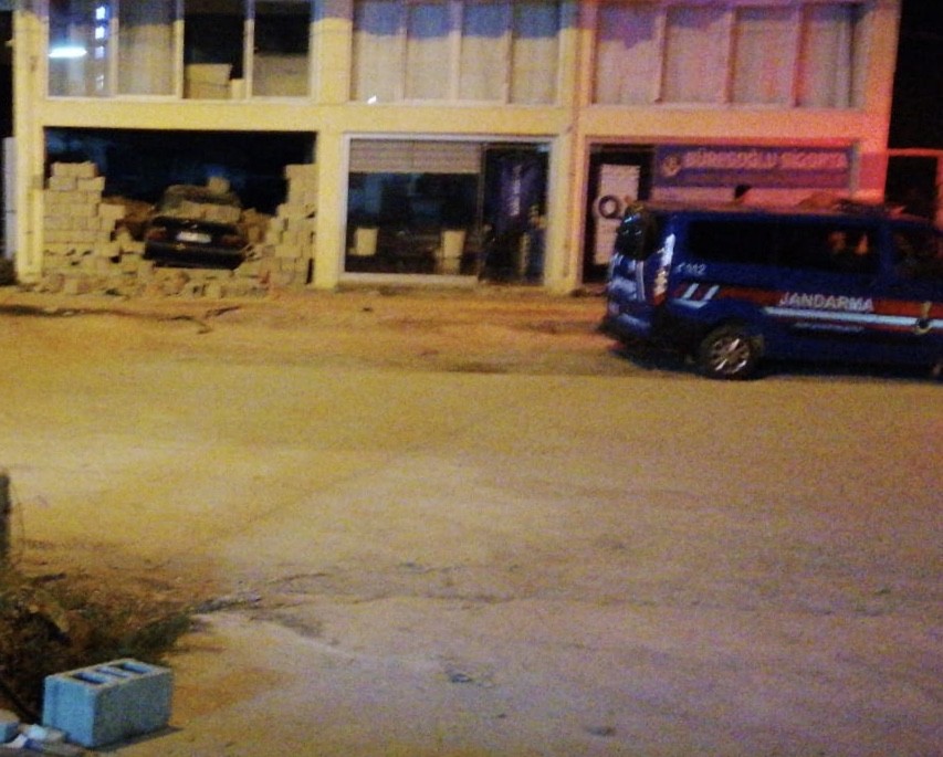Samandağ’da otomobil duvardan içeri girdi 