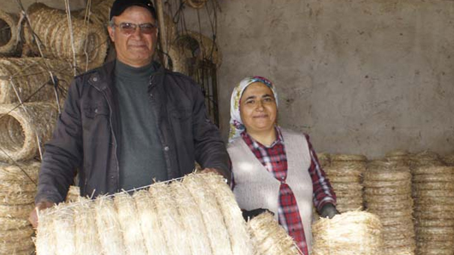 Samandan yaptığı kapı çelenklerini yurtdışına satılıyor