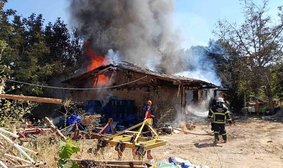 Samanlıkta çıkan yangın, 6 bin balya ve 4 traktörü küle çevirdi