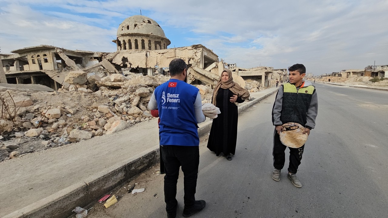 Şam’da ekmek yardımları başladı