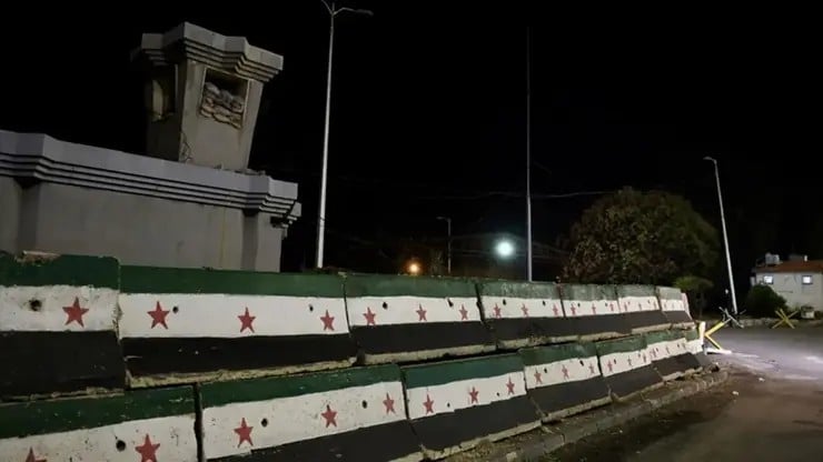 Şam'da gece yarısı patlama sesleri! Mezze Askeri Havaalanı çevresi roketlerle vuruldu