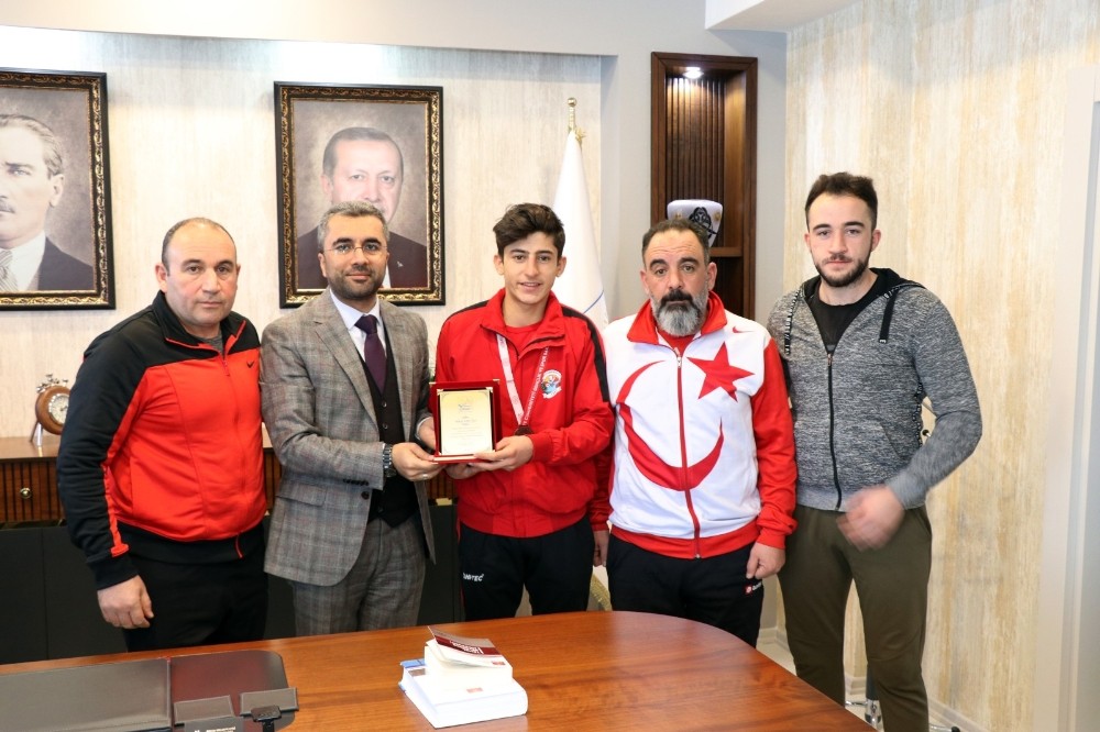 Şampiyon boksörden Başkan Say’a teşekkür ziyareti 