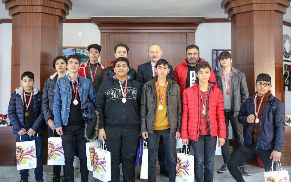 Şampiyon boksörlerden Başkan Atabay’a ziyaret 
