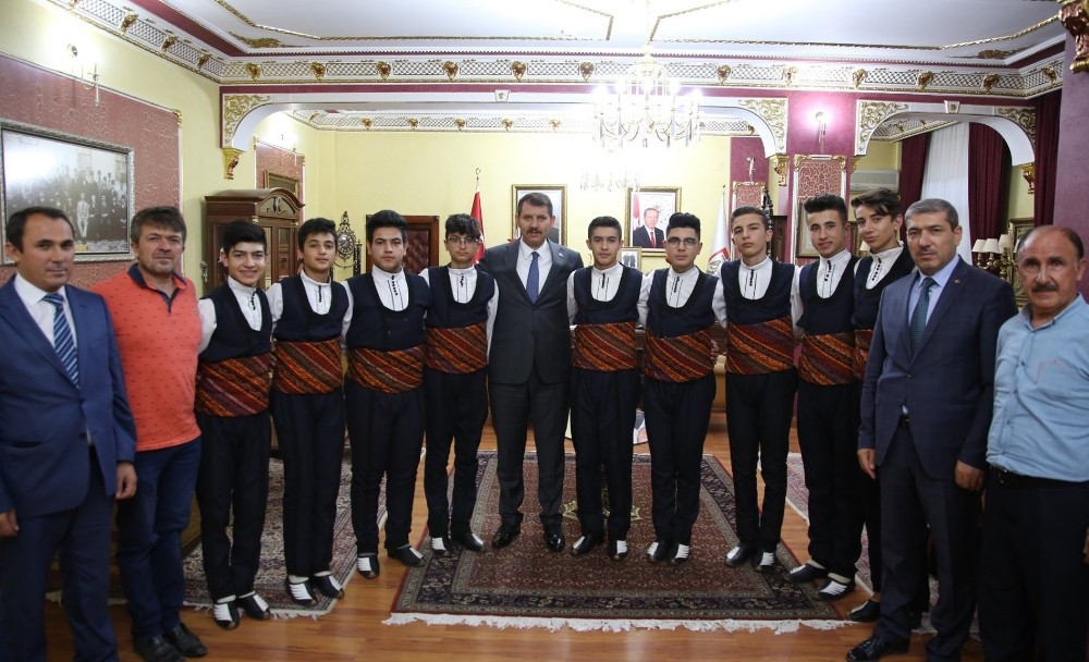 Şampiyon ekipten Vali Ayhan’a ziyaret 