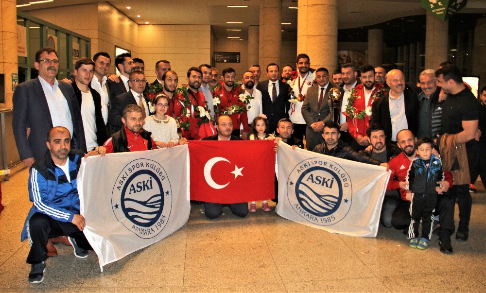 Şampiyon güreş takımı Ankara’ya döndü 